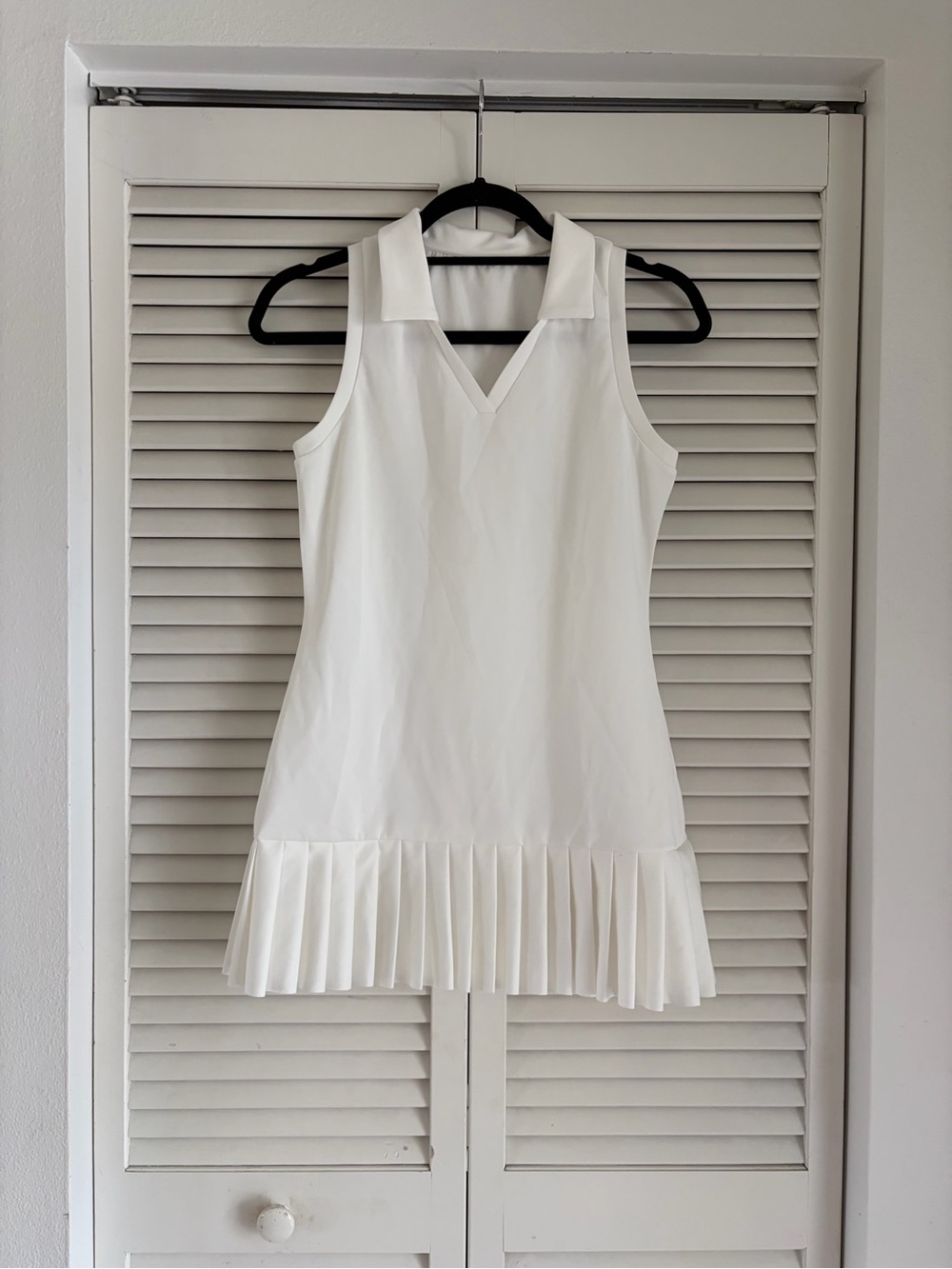 Sleeveless White Pleated Hem Dress with shorts sz. XS